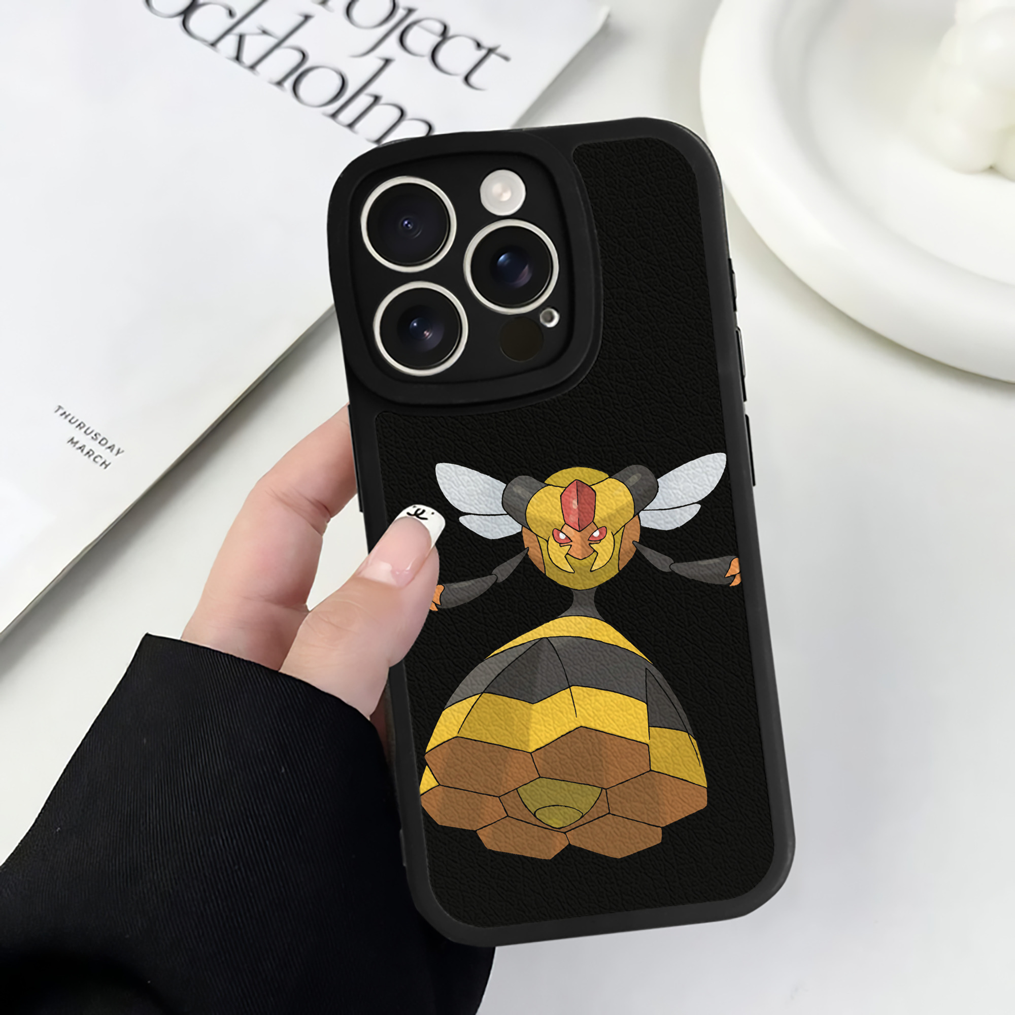 （画像用） ポケットモンスター Pokémon 【iPhone 16シリーズ対応】シリコンスマホケース（レザー調） 材質：シリコン